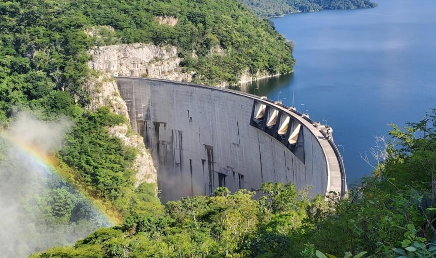 «Maravilla de la ingeneria : Aventura en la Represa Hidroeléctrica El Cajón»